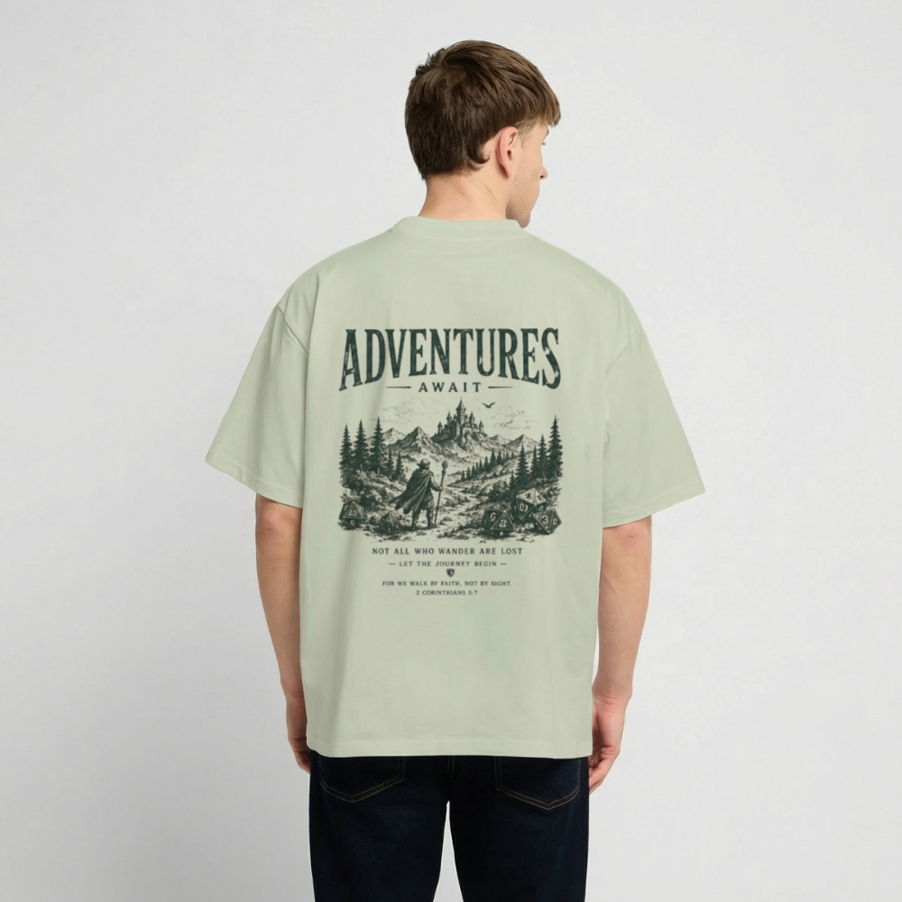 Adventure Await, unisex Oversized T-Shirt - Leichtes Salbeigrün 