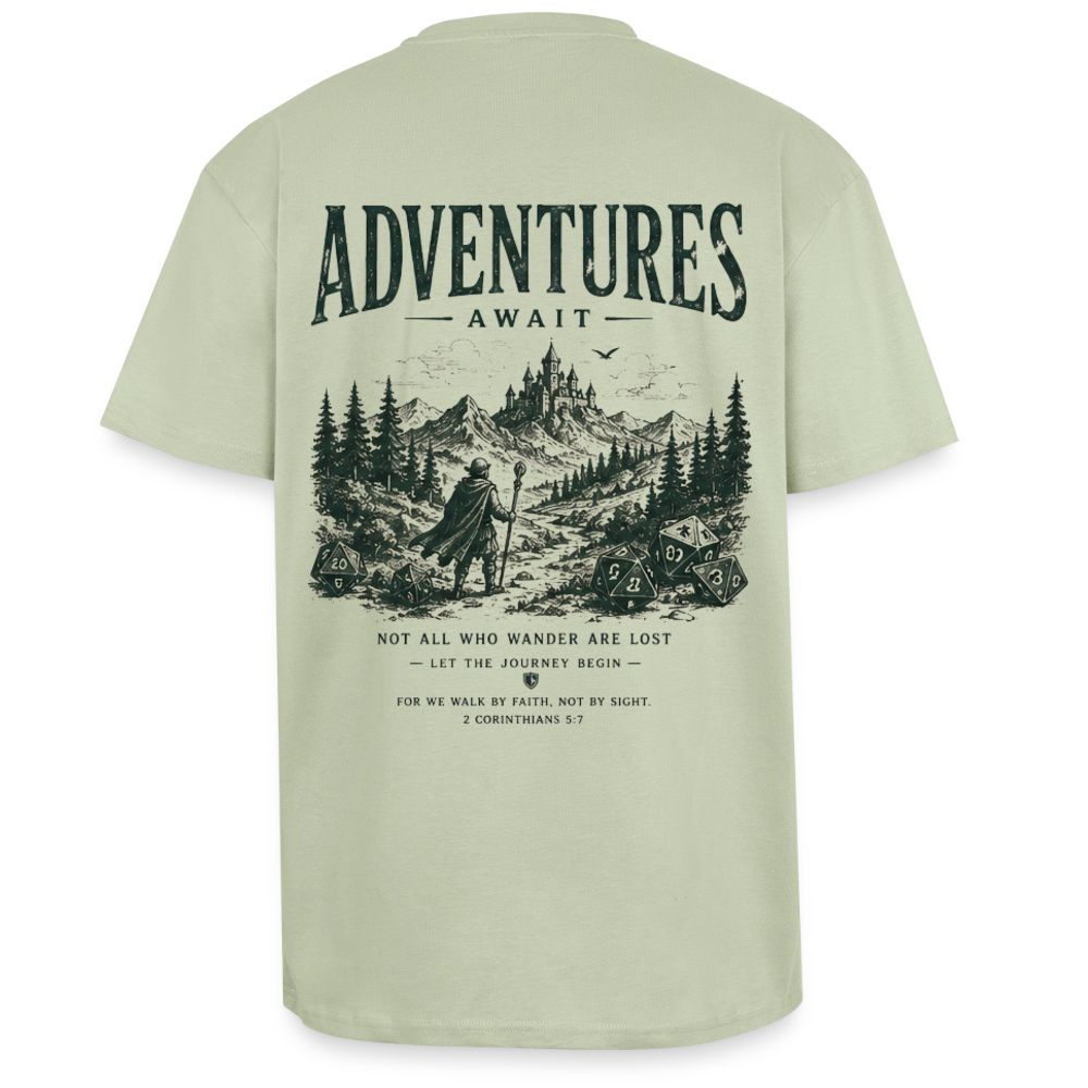 Adventure Await, unisex Oversized T-Shirt - Leichtes Salbeigrün 