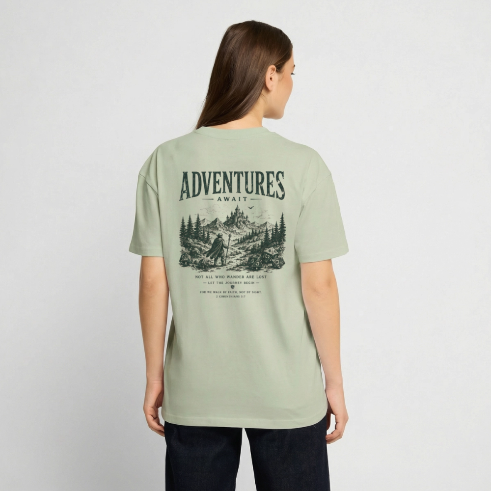 Adventure Await, unisex Oversized T-Shirt - Leichtes Salbeigrün 