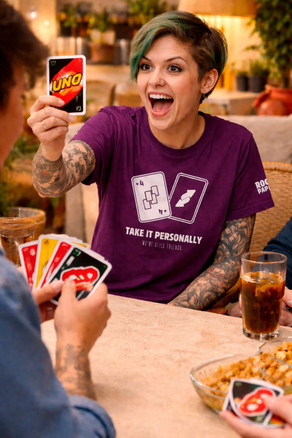 Draw Four – We’re Still Friends, unisex T-Shirt aus Bio-Baumwolle