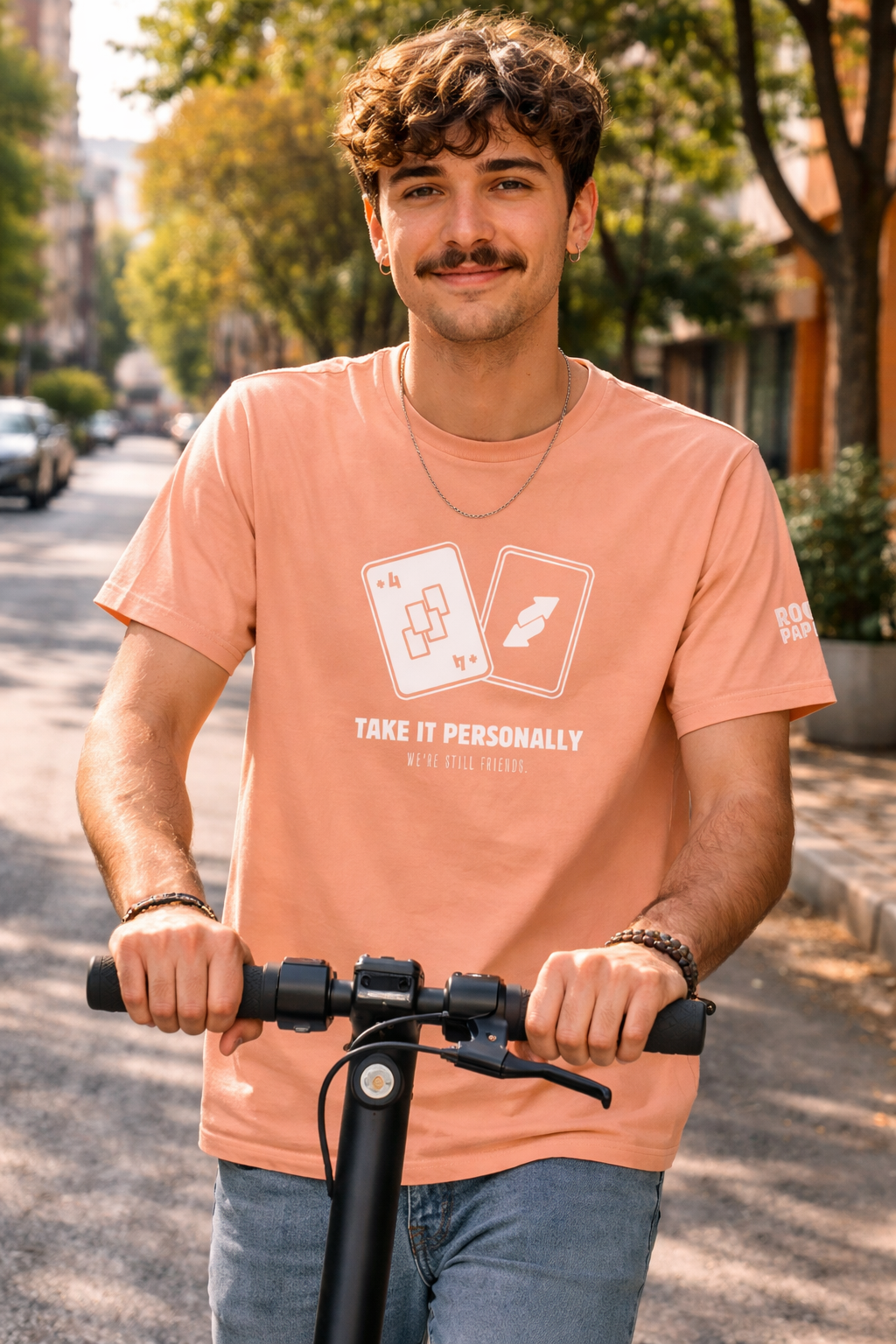 Draw Four – We’re Still Friends, unisex T-Shirt aus Bio-Baumwolle