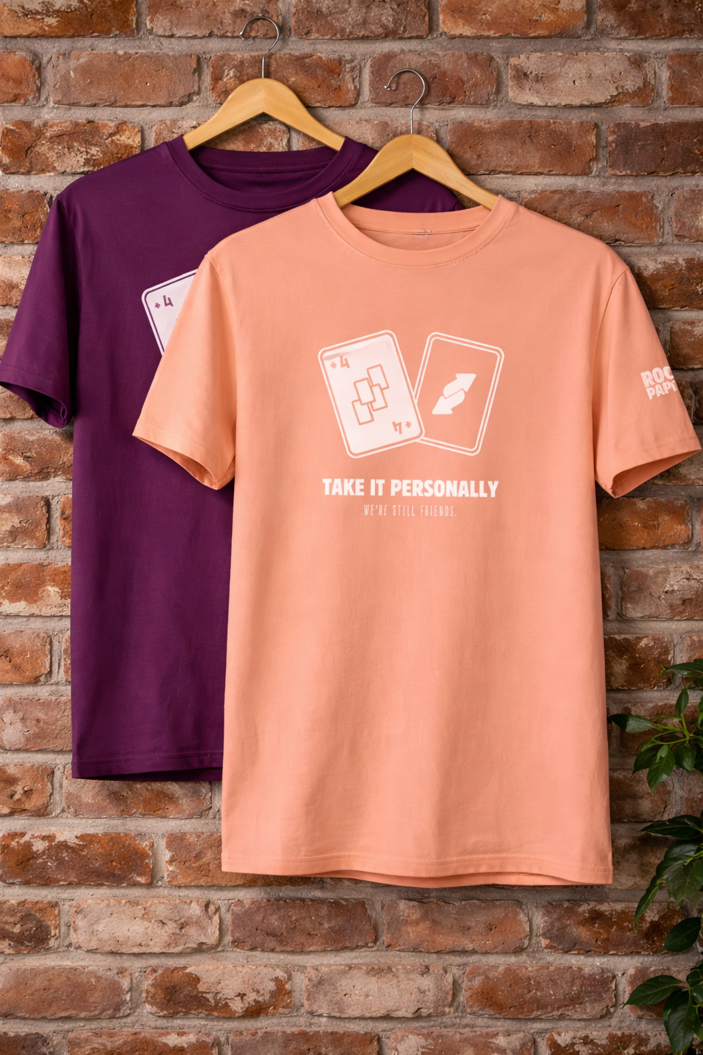 Draw Four – We’re Still Friends, unisex T-Shirt aus Bio-Baumwolle